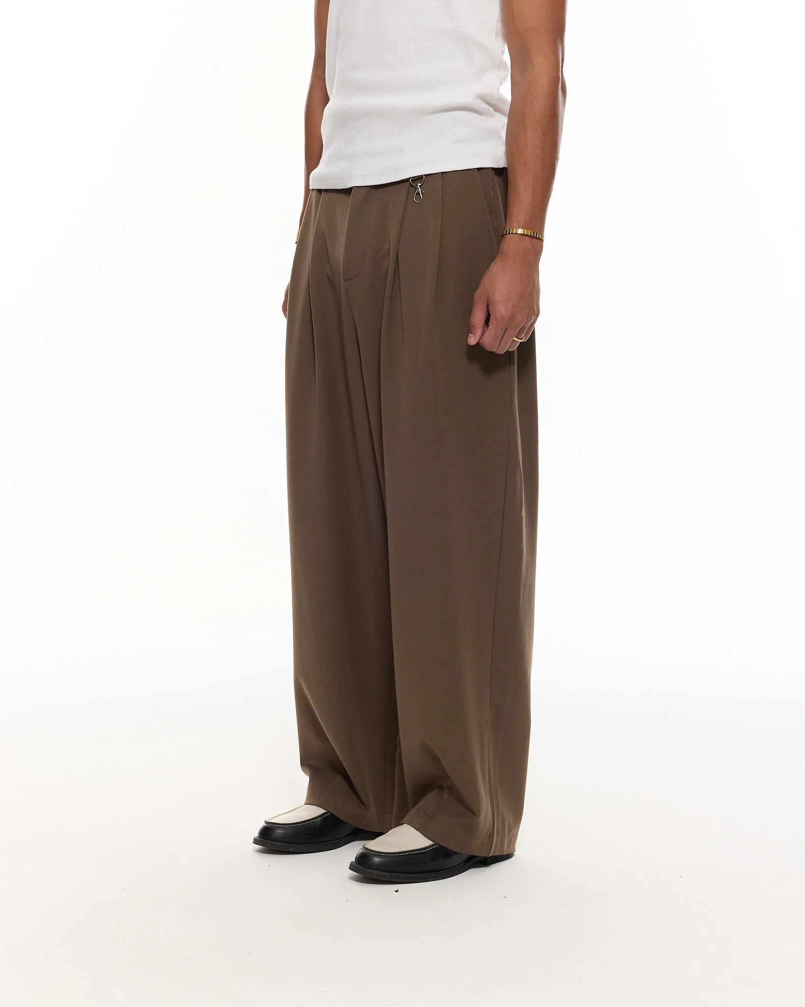 PLEATED PANT - BROWN - Image 4